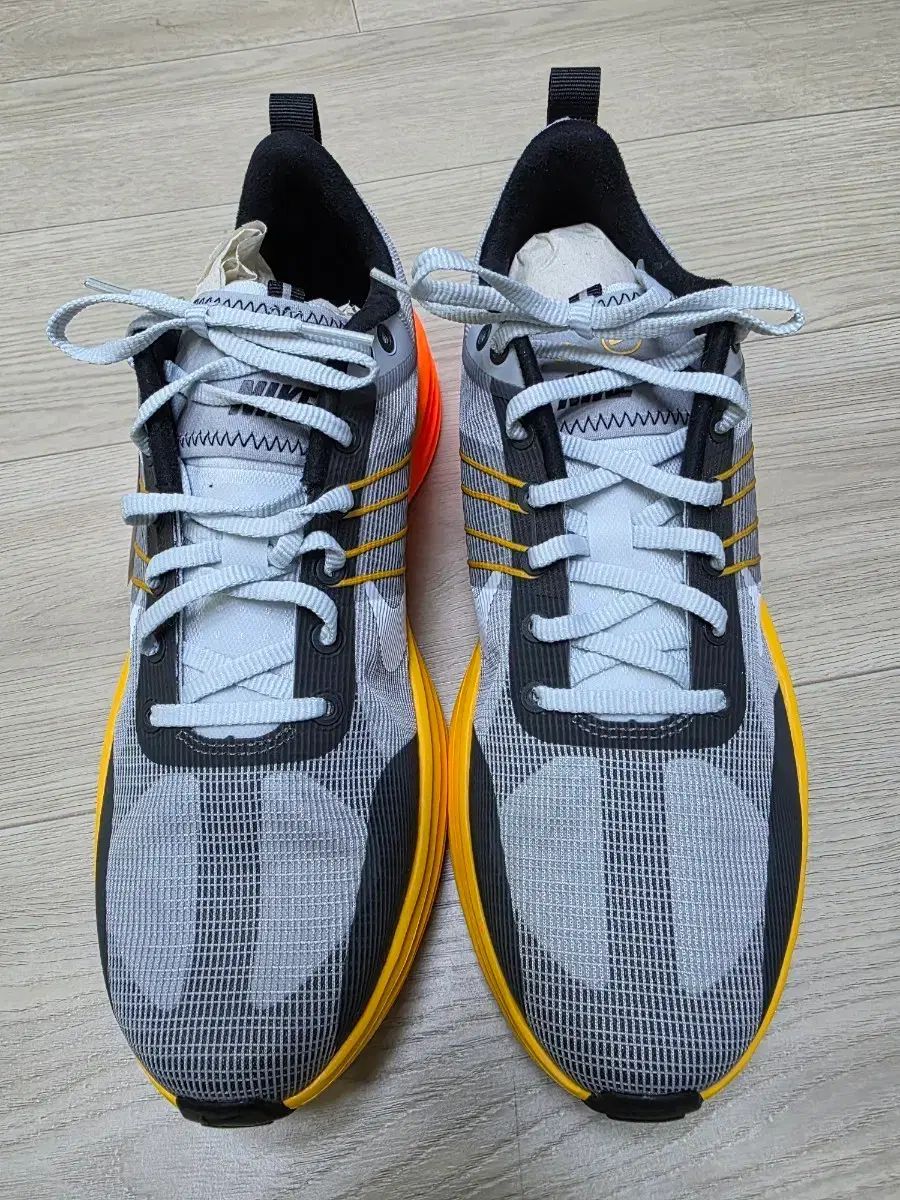 NIKE ナイキ スニーカー ランニングシューズ グレー イェロー