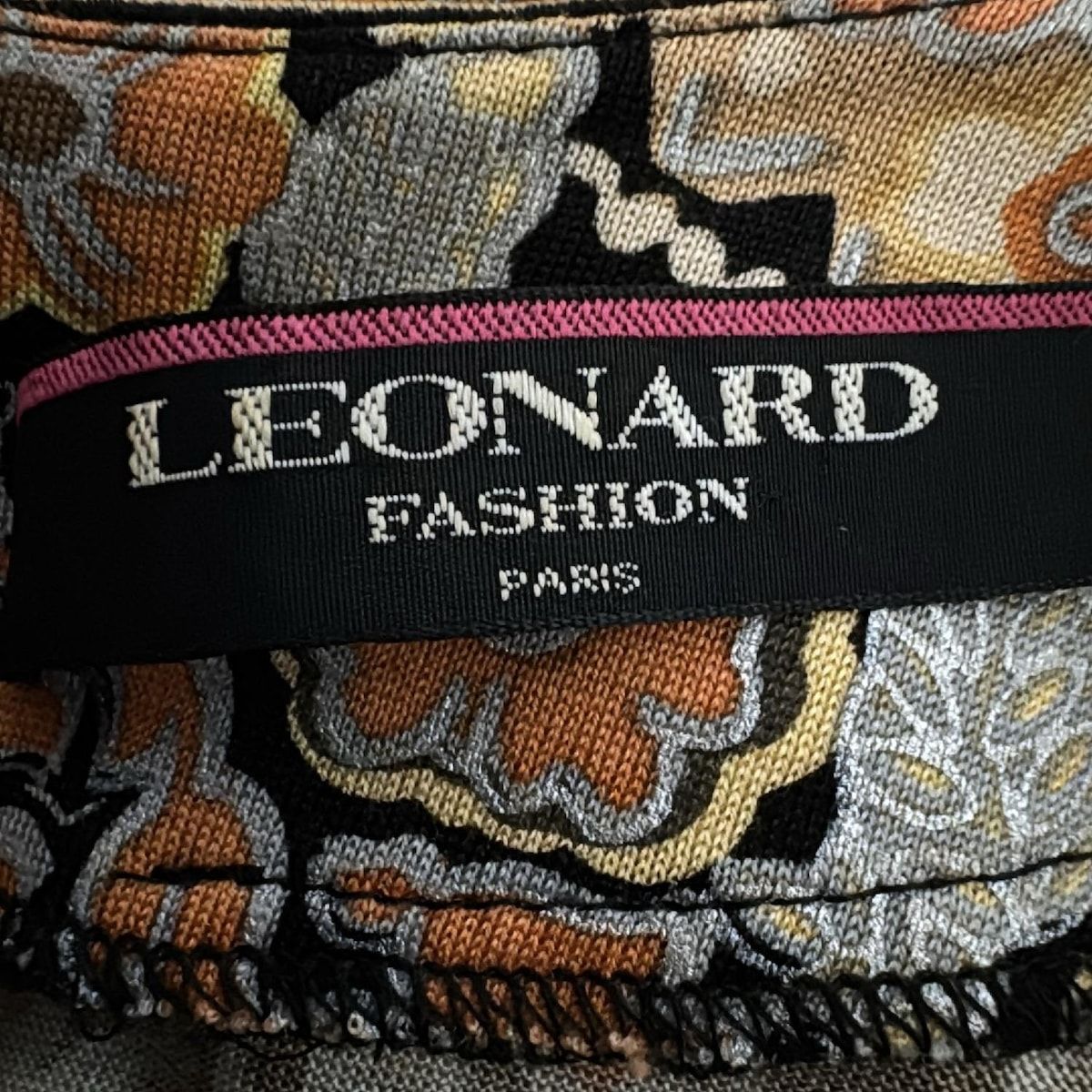  LEONARD レオナール 長袖カットソー サイズM レディース - 黒×ベージュ×マルチ クルーネック 花柄 長袖 Tシャツ カットソー