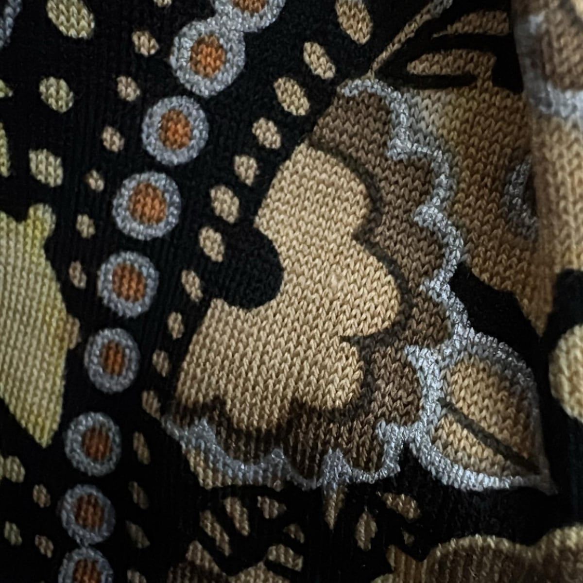 - 黒×ベージュ×マルチ