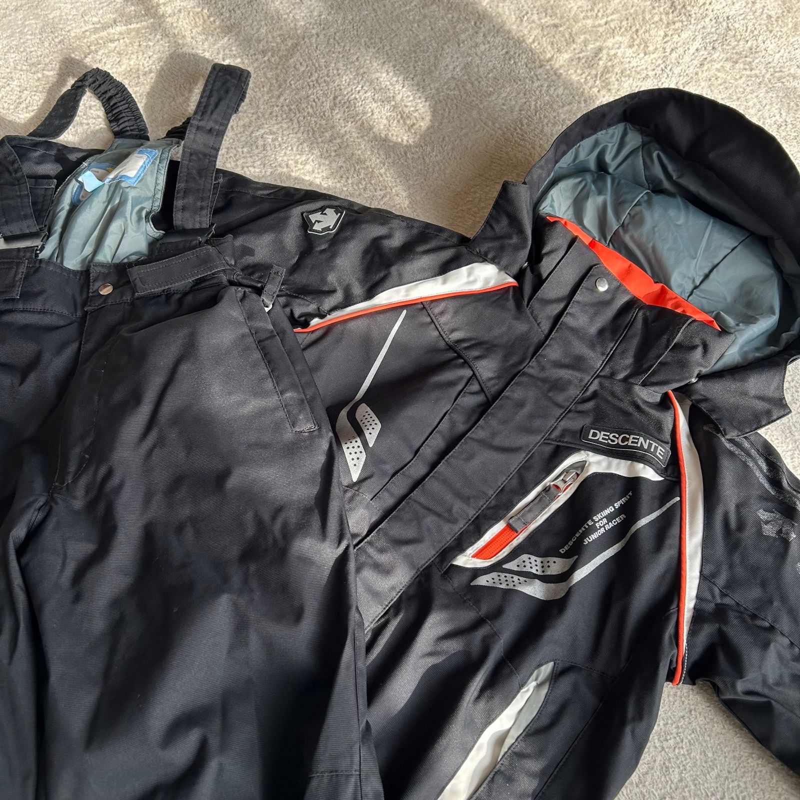 美品☆DESCENTE スキーウェア 男の子 撥水加工 サイズ調節可 黒