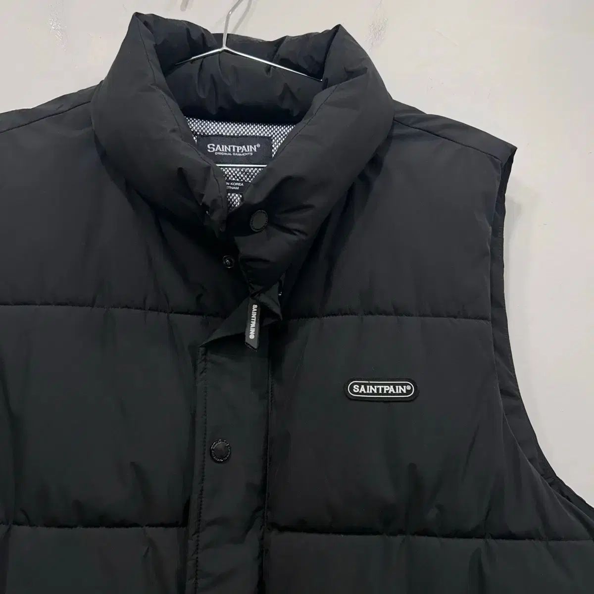 SAINTPAIN(セイントペイン) ワッペンロゴ タフダウン 内熱裏地 ダウンベスト