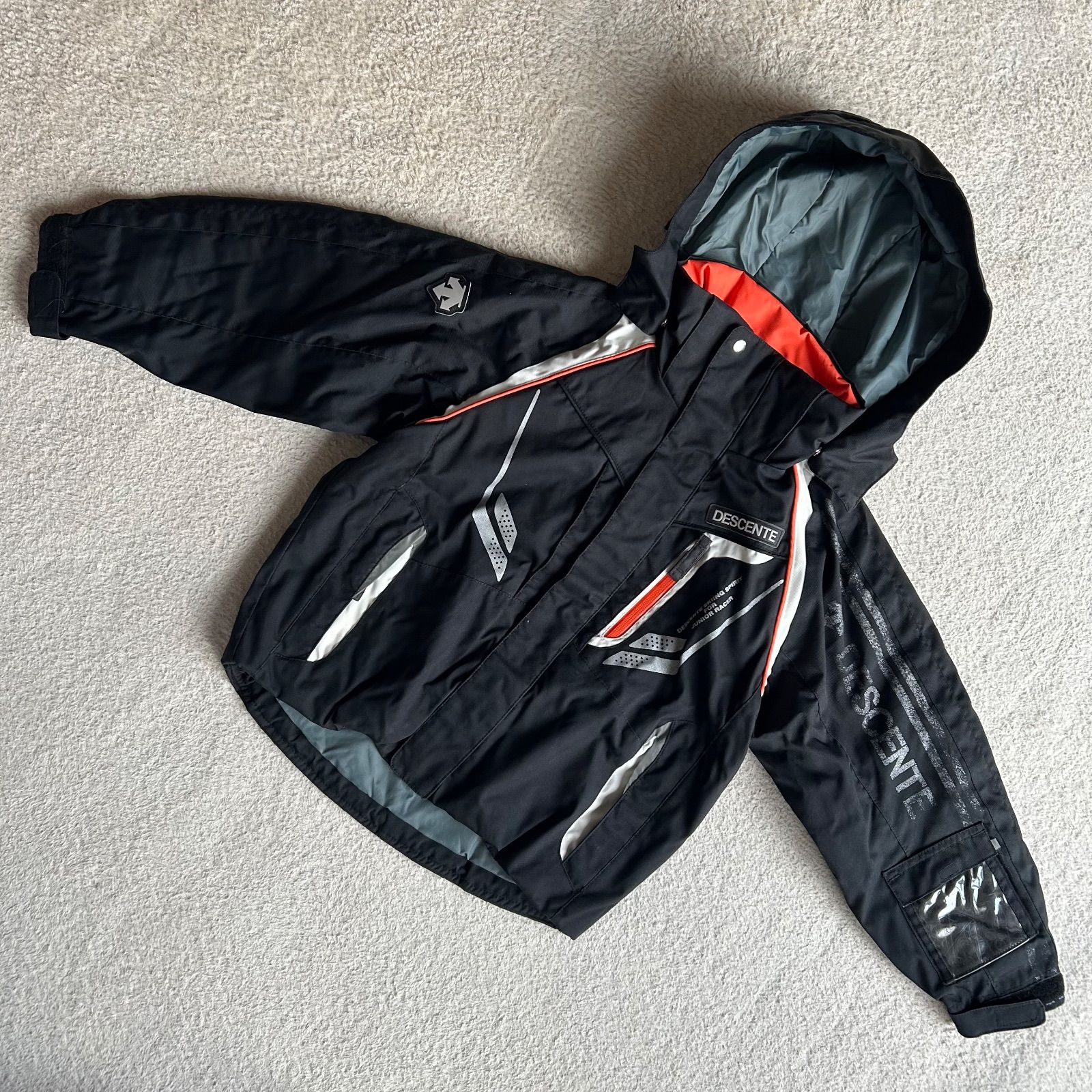 美品☆DESCENTE スキーウェア 男の子 撥水加工 サイズ調節可 黒