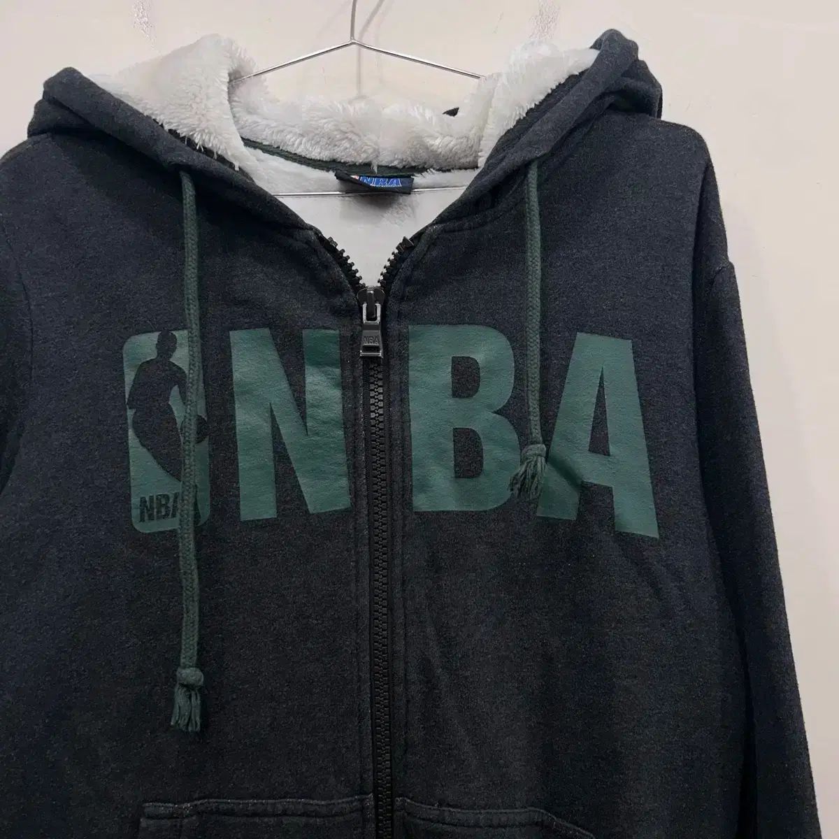 NBA ビックロゴ インナーフリース コットン フードジップアップ