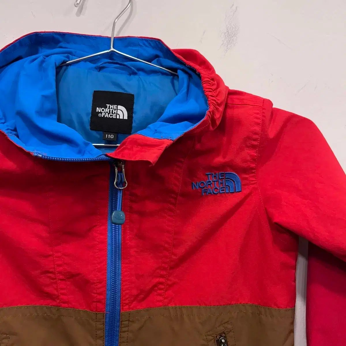 新作，大得価 THE NORTH FACE ザノースフェイス キッズ バイカラー ナイロン フード ウィンドブレーカー その他