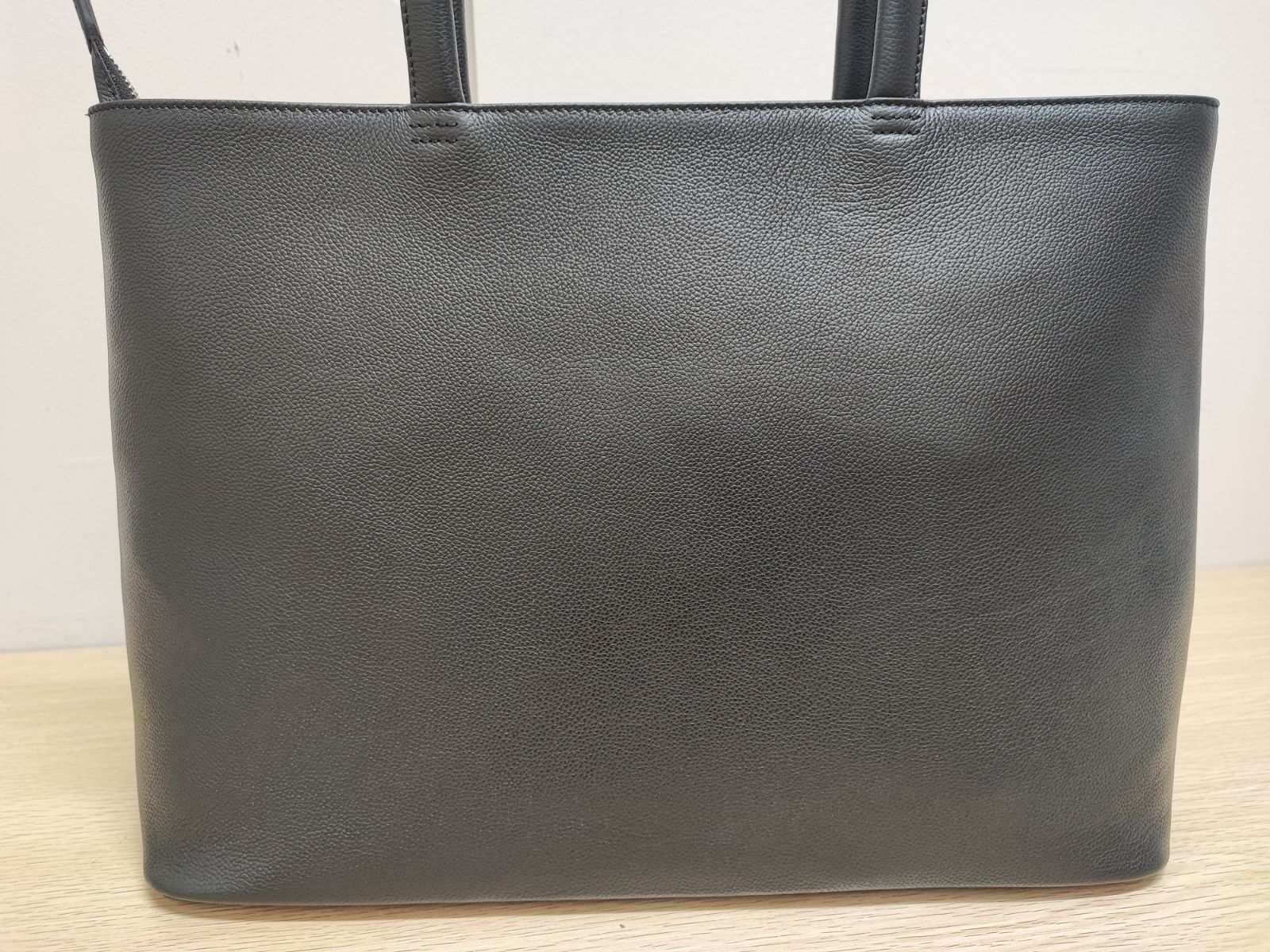 未使用品✨ MURA シュリンクレザー スマホポケット付き トートバッグ 黒 MURA（ムラ） トートバッグ シュリンクレザー シンプル スマホポケット