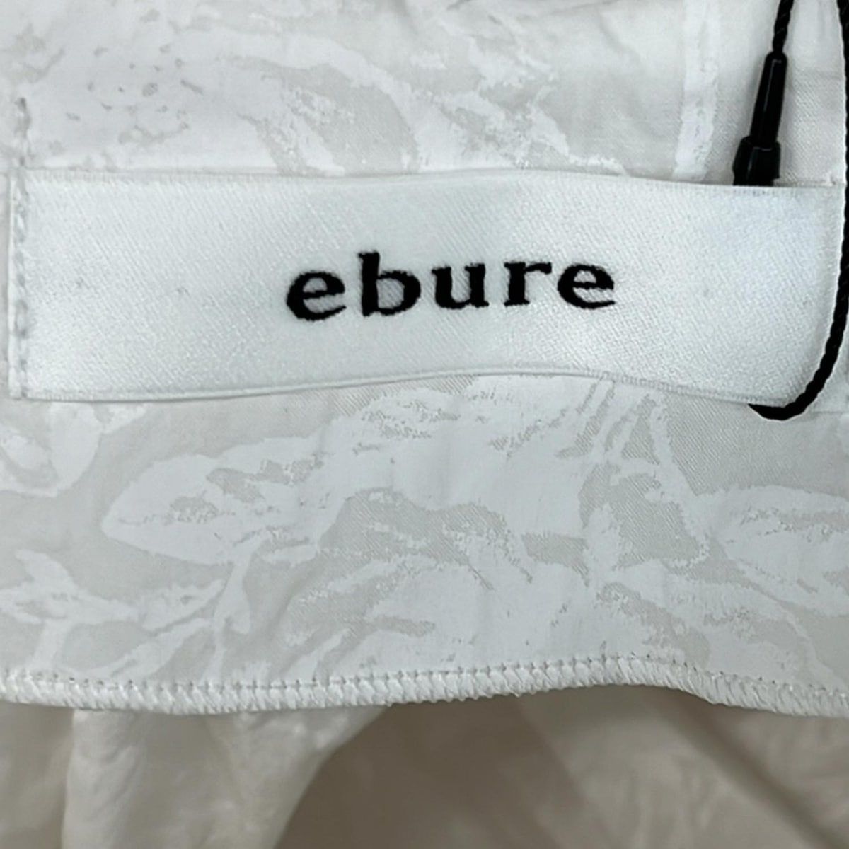 ebure(エブール) ワンピース レディース美品 - 白 半袖/ロング/花柄
