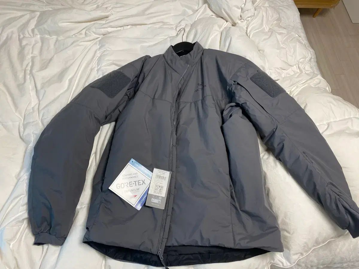 LARC TERYX LEAFコールドノンWHOフーディー ジャケット ウルフグレー