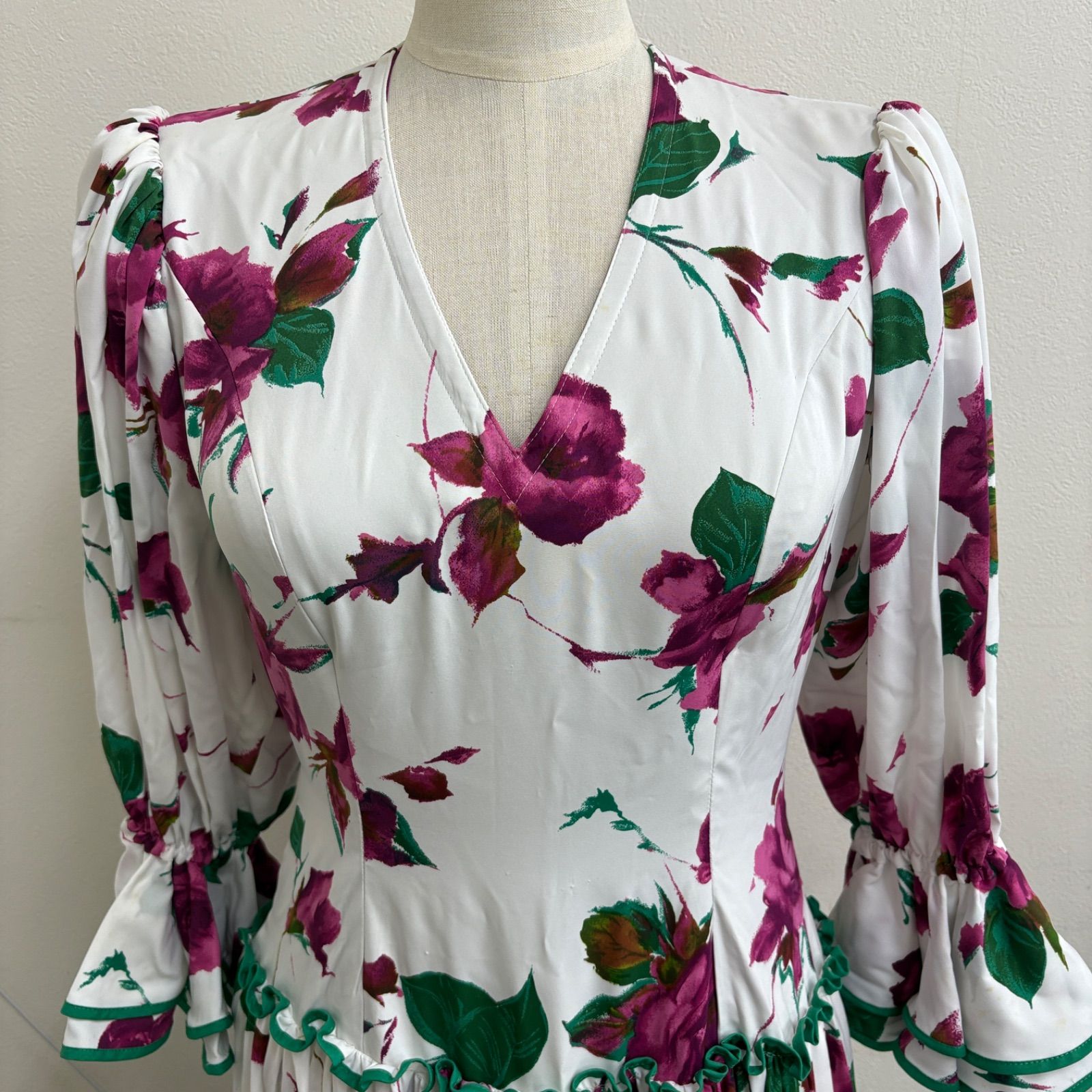 フラメンコ衣裳　ホワイト・グリーン花柄 フラメンコ衣裳 ホワイト・グリーン花柄 フラメンコ衣裳 ホワイト