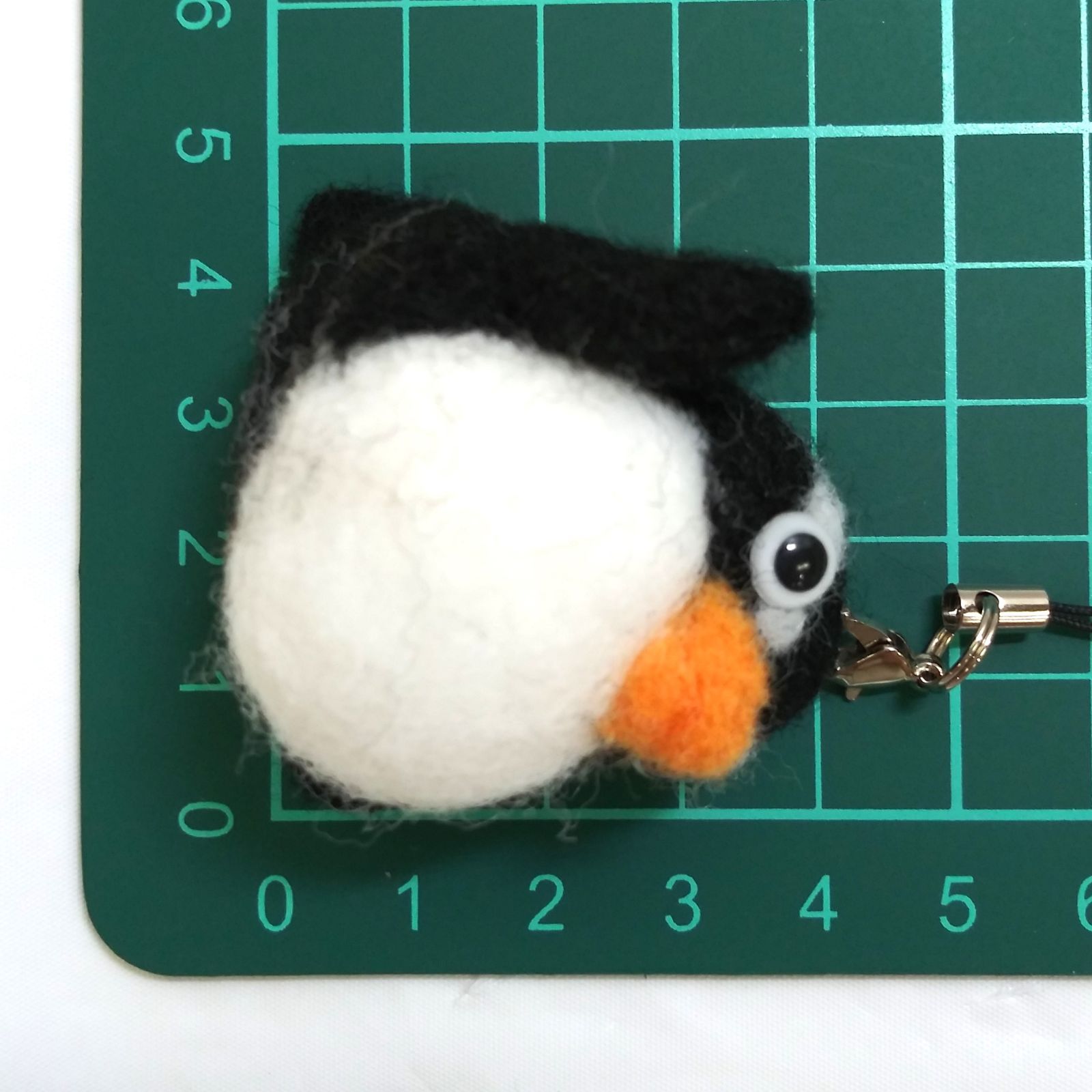 羊毛フェルトストラップ◇ハンドメイド イワトビペンギンのストラップ