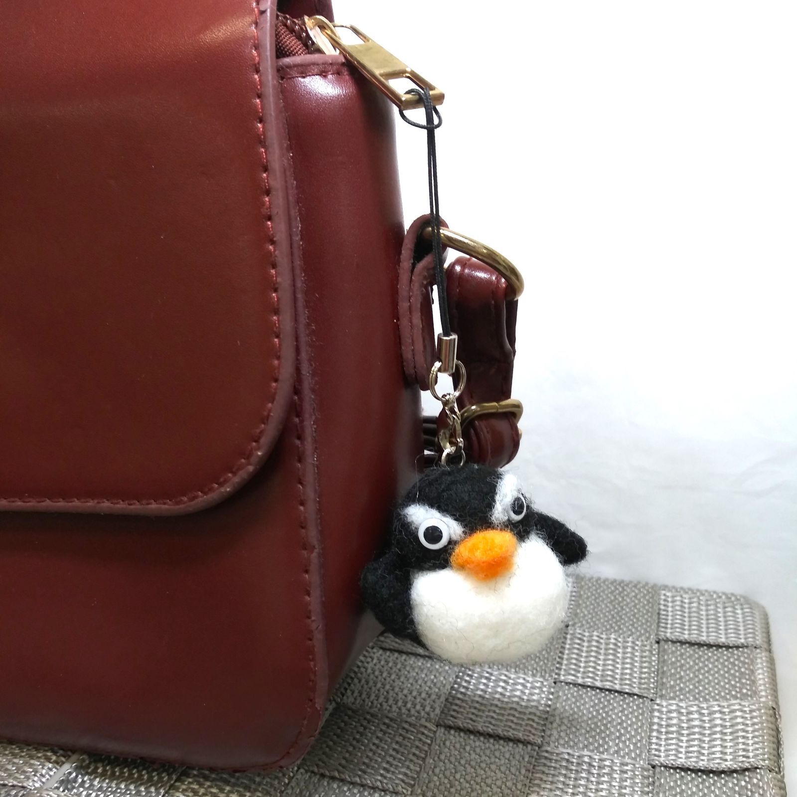 羊毛フェルトストラップ◇ハンドメイド イワトビペンギンのストラップ