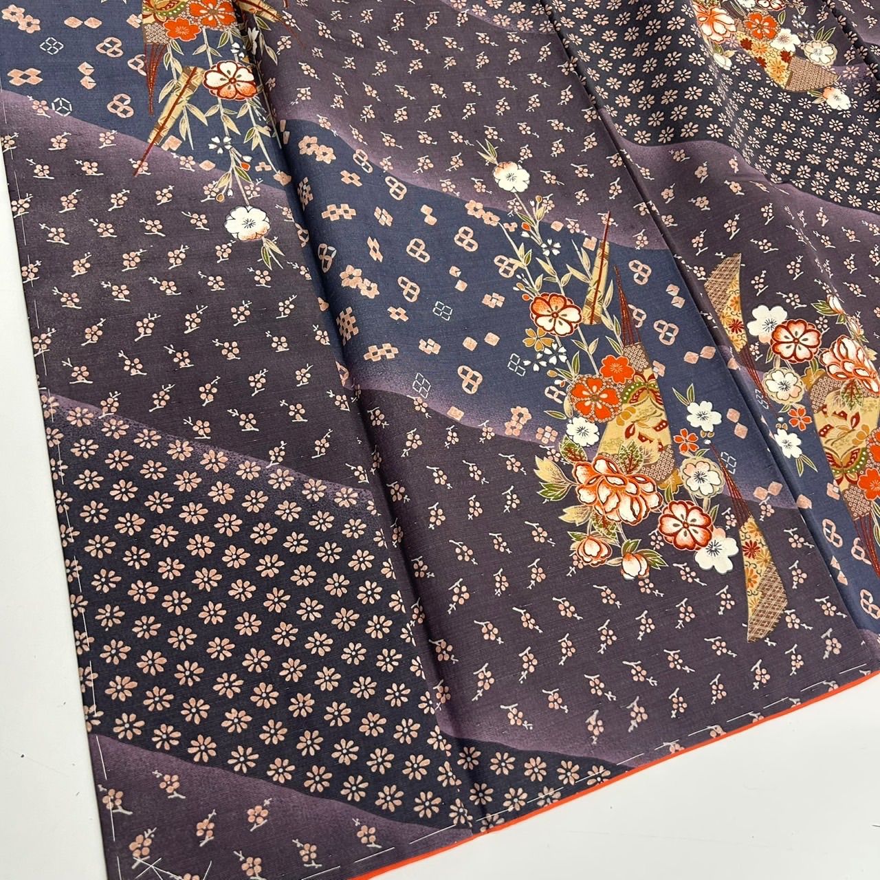 袷　紬　横段に花模様　裄67cm 正絹 紬 裄67 正絹 素敵な染め 美しい花 袷 着物 MK-2409 - メルカリ