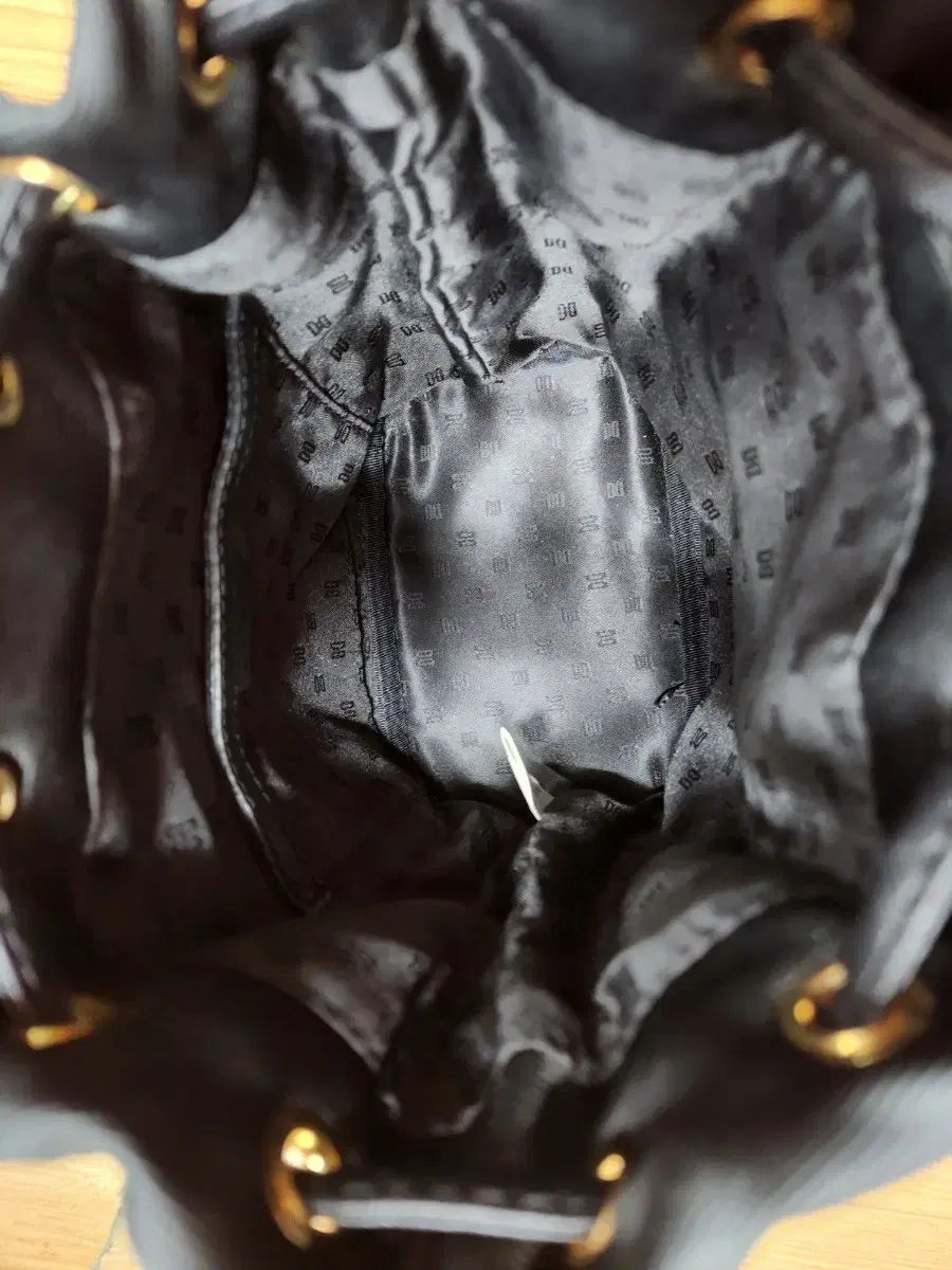 ブラック シャーリング