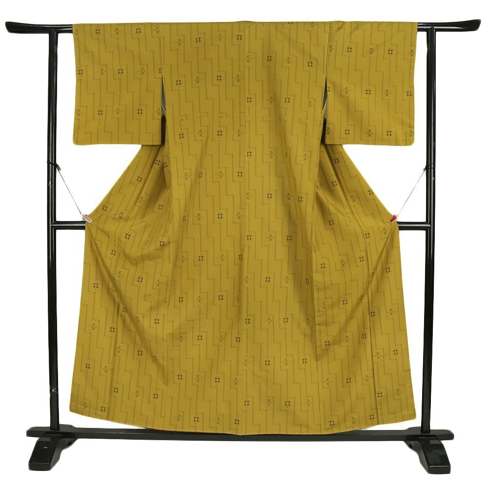 紬 着物 正絹 黄色 琉球絣 燕 十日町紬 身丈161 cm 裄66 Mサイズ 仕立て上がり リサイクル カジュアル No.i 3-0962