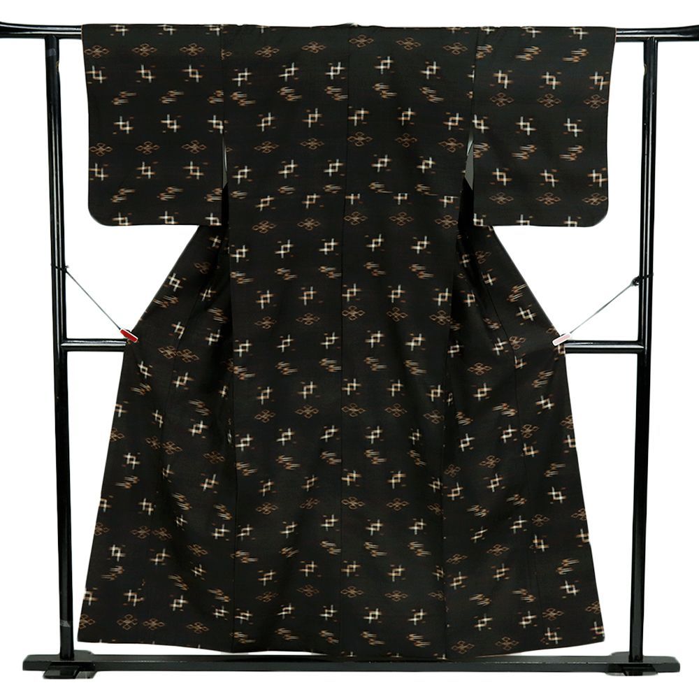 本場久米島紬 正絹 黒 燕 琉球絣 着物 中古 身丈160.7cm 裄64cm M