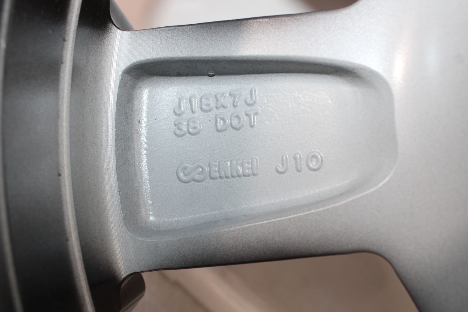  新車外し 三菱 タイヤホイール デリカD 5 G センターキャップ ナット付き 18 7 J 225 55 R H 54 byebye 18インチ ホイール