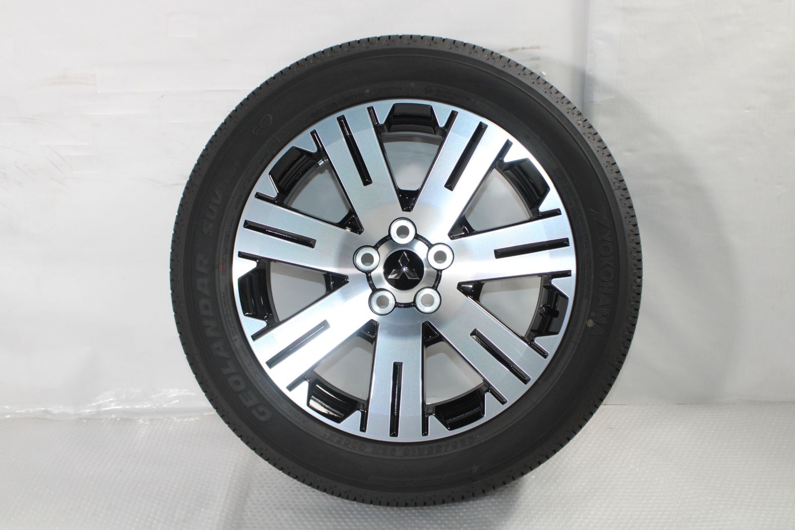 新車外し 三菱 タイヤホイール デリカD 5 G センターキャップ ナット付き 18 7 J 225 55 R H 54 byebye