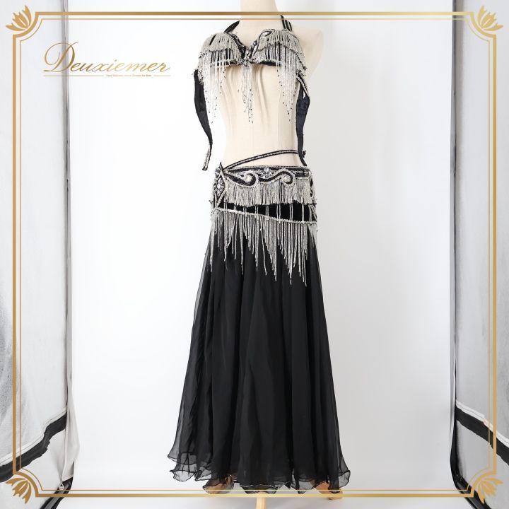 ベリーダンス オリエンタル 衣装 上下セット ブラック系 ベラ Bella トップス スカート アーム飾り 腕飾り 黒 ベロア ラインストーン ビーズ フリンジ ダンス衣装 豪華 装飾 シック かっこいい セクシー 透け感 イベント ステージ シルバー系