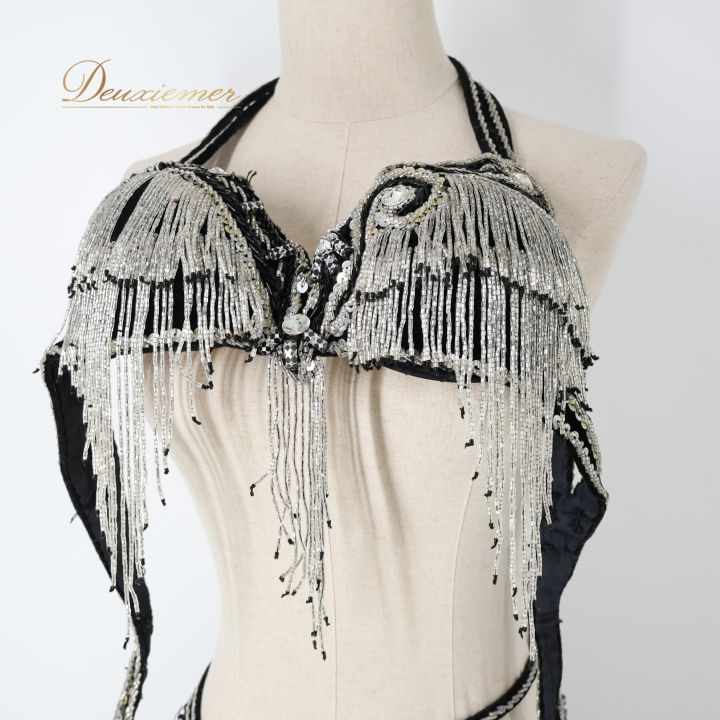 ベリーダンス オリエンタル 衣装 上下セット ブラック系 ベラ Bella トップス スカート アーム飾り 腕飾り 黒 ベロア ラインストーン ビーズ フリンジ ダンス衣装 豪華 装飾 シック かっこいい セクシー 透け感 イベント ステージ シルバー系