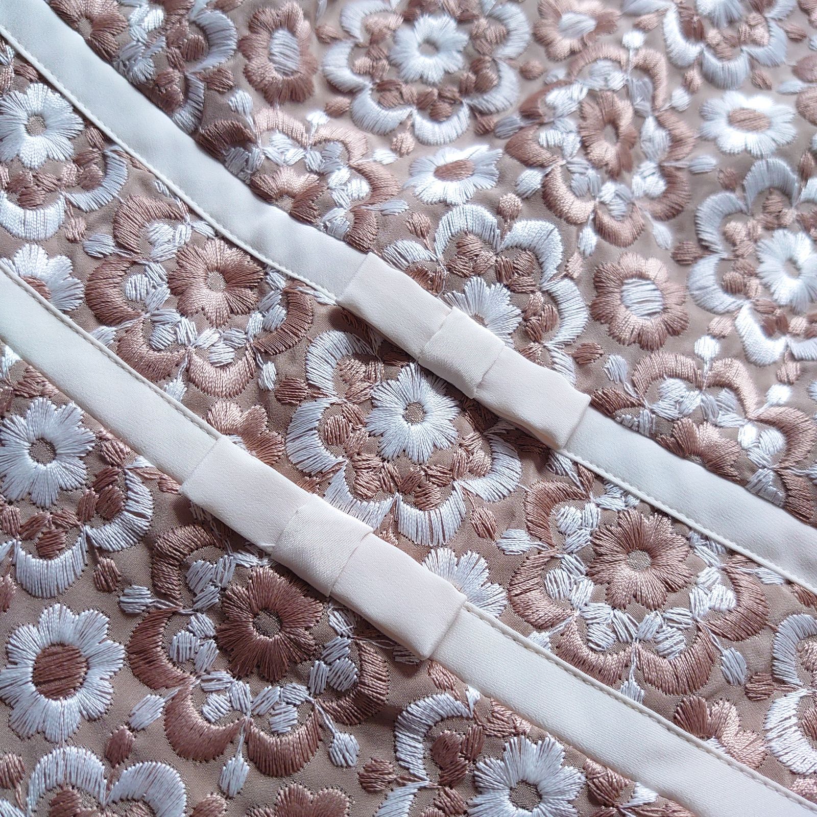 近年 サイズ6 XL トッカ 刺繍ワンピース GERBERA BOUQUET - メルカリ