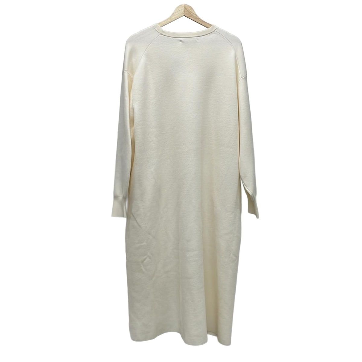 ebure エブール ワンピース レディース - アイボリー クルーネック 長袖 ロング ニット