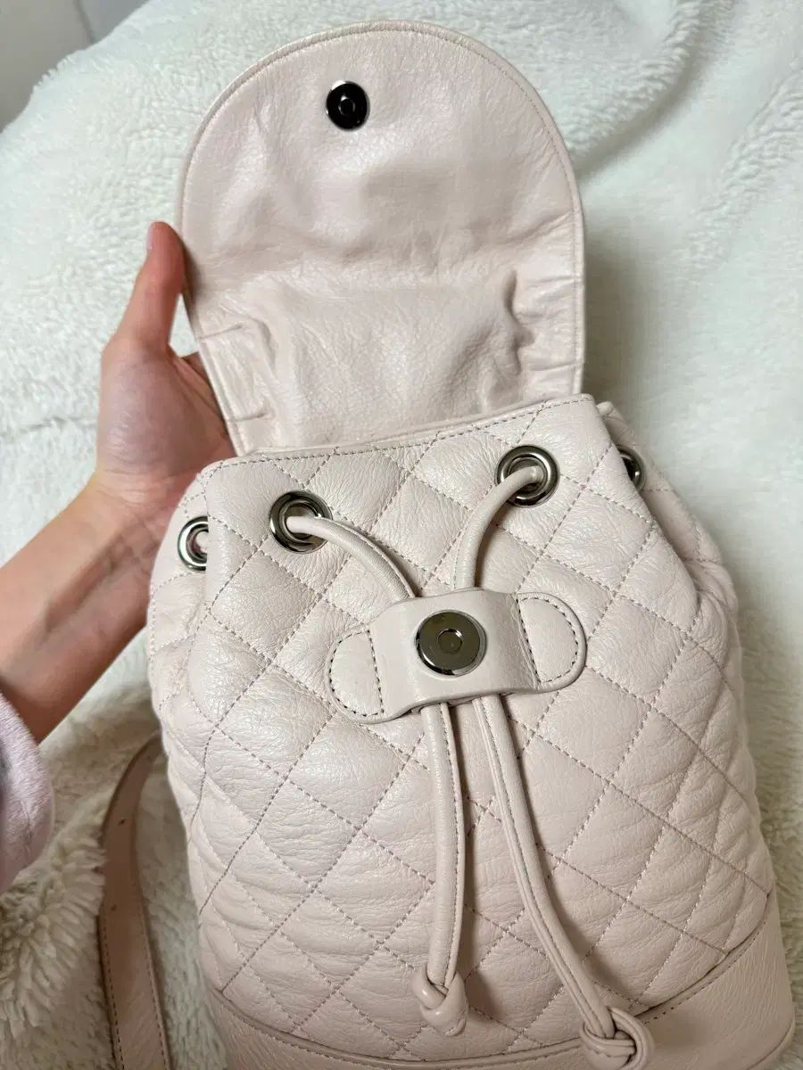 スリータイムズ アコンキルトバックパック