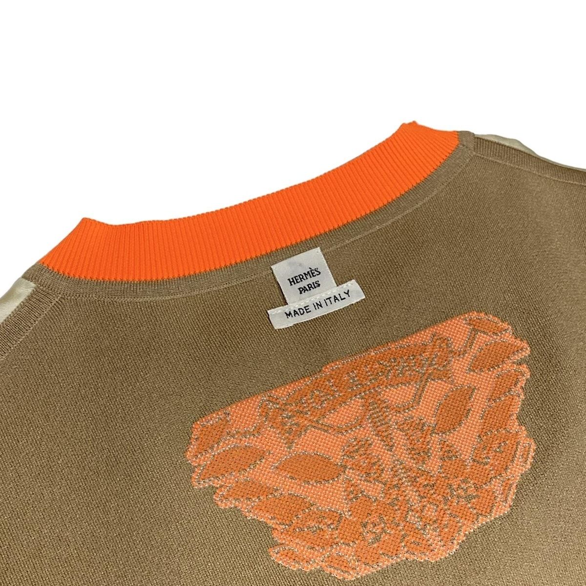 - アイボリー×グレーベージュ×オレンジ