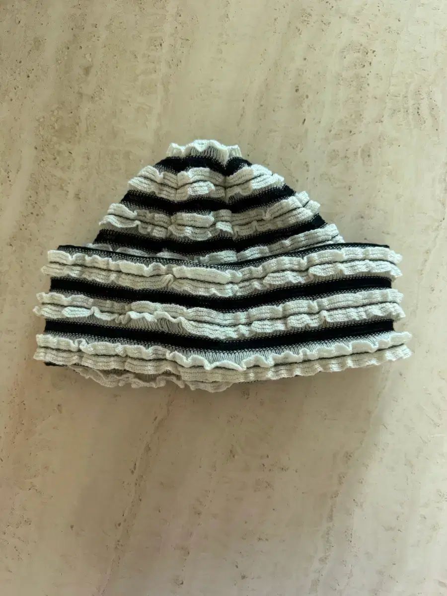 AWESOME NEEDS オーサムニーズ シュガ SUGA ユンギ ロープ ハット_ストライプ クリーム ビーニー