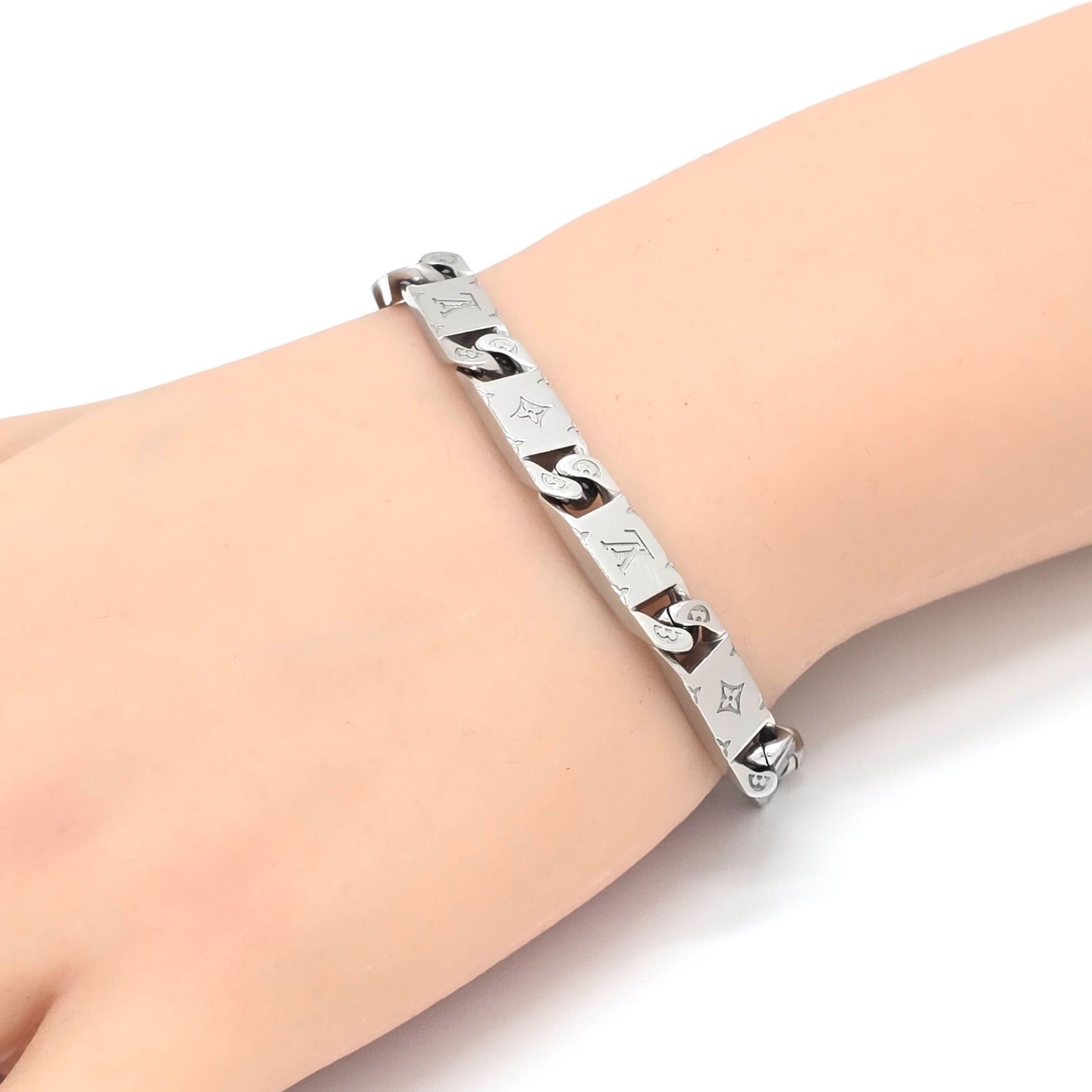 LOUIS VUITTON ルイヴィトン M 0921 ブレスレット･モノグラム タイドアップ 腕周り約18 5㎝ シルバー メタル LVイニシャルの刻印 モノグラム･フラワー モチーフの刻印 簡単に開閉できる留め具 イタリア製