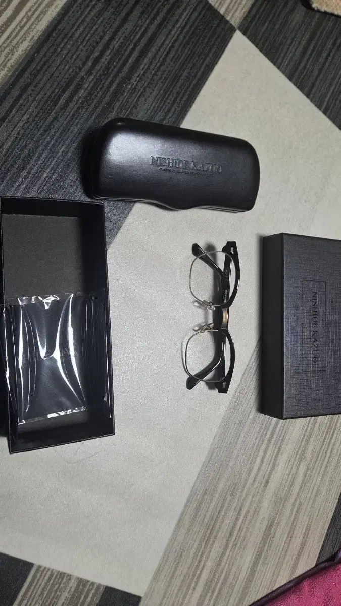 ニシデカズオ ブローライン ブラック GOLD 下ぶち メガネ