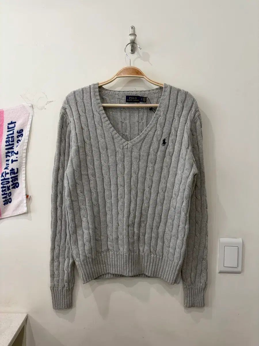 243 ポロ ケーブル編み Vネック ニット