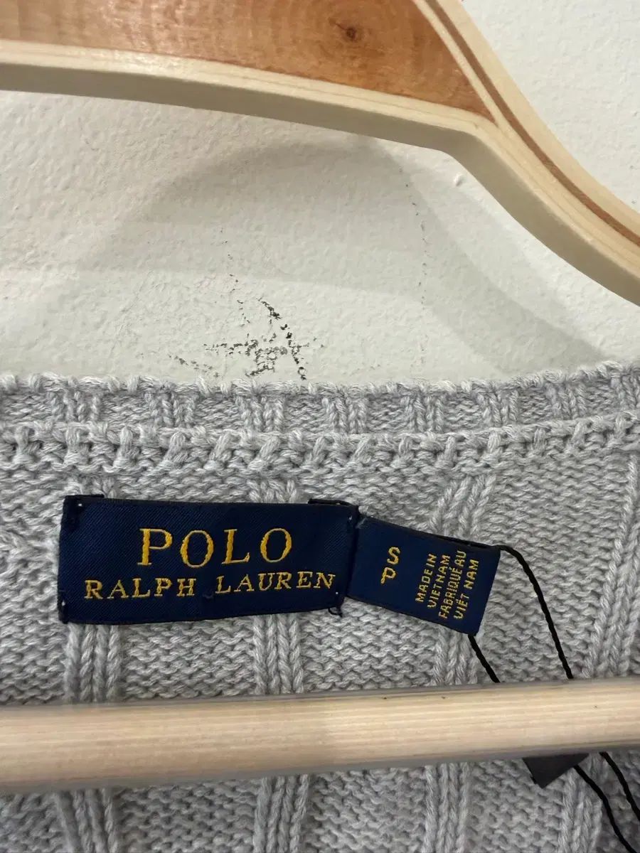 243 ポロ ケーブル編み Vネック ニット