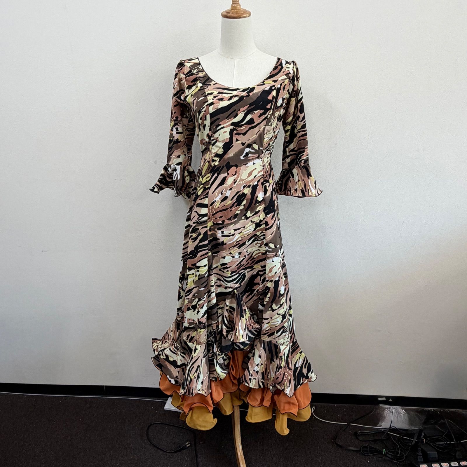 HERMOSA フラメンコ衣装 ドレス フリル ブラウン マスタード オレンジ ビッグウエーブ柄物 エルモサ イベリア