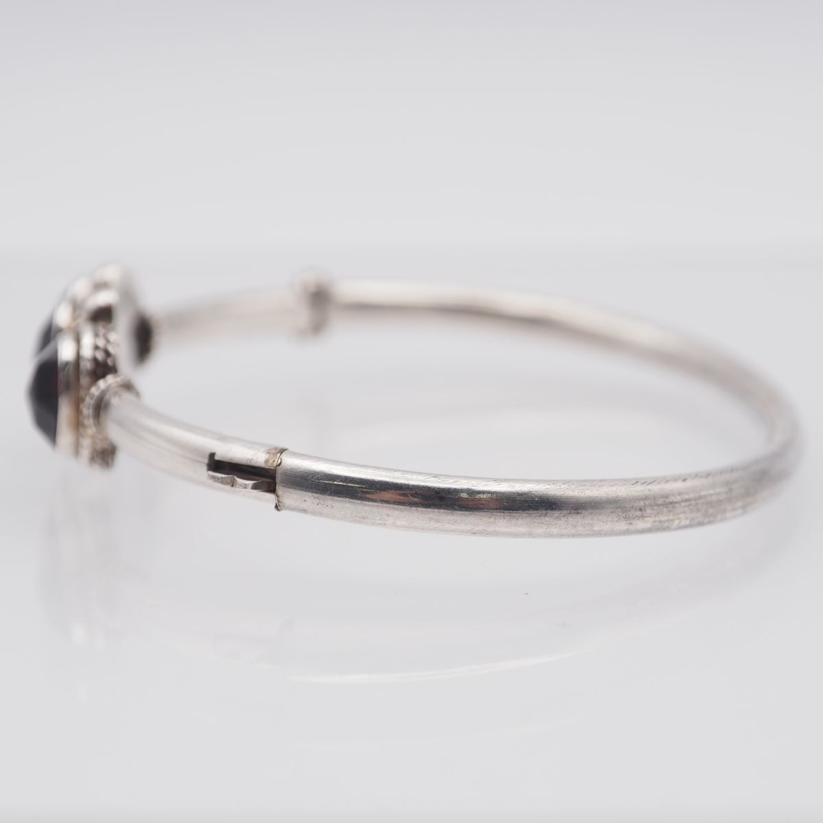 L 496 ガーネット バングル デザイン シルバー 腕輪 ヴィンテージ 誕生石