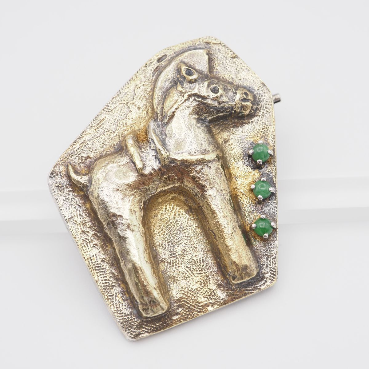 L 302 グリーンストーン SILVER刻印 ブローチ 馬 ホース ゴールド デザイン シルバー ヴィンテージ