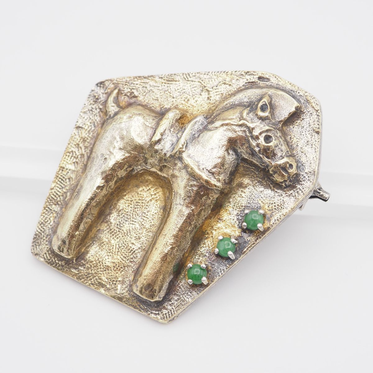 L 302 グリーンストーン SILVER刻印 ブローチ 馬 ホース ゴールド デザイン シルバー ヴィンテージ