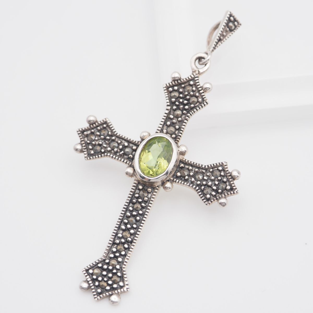 J 945 ペリドット マーカサイト 925刻印 ペンダント トップ クロス デザイン シルバー チャーム ヘッド 誕生石