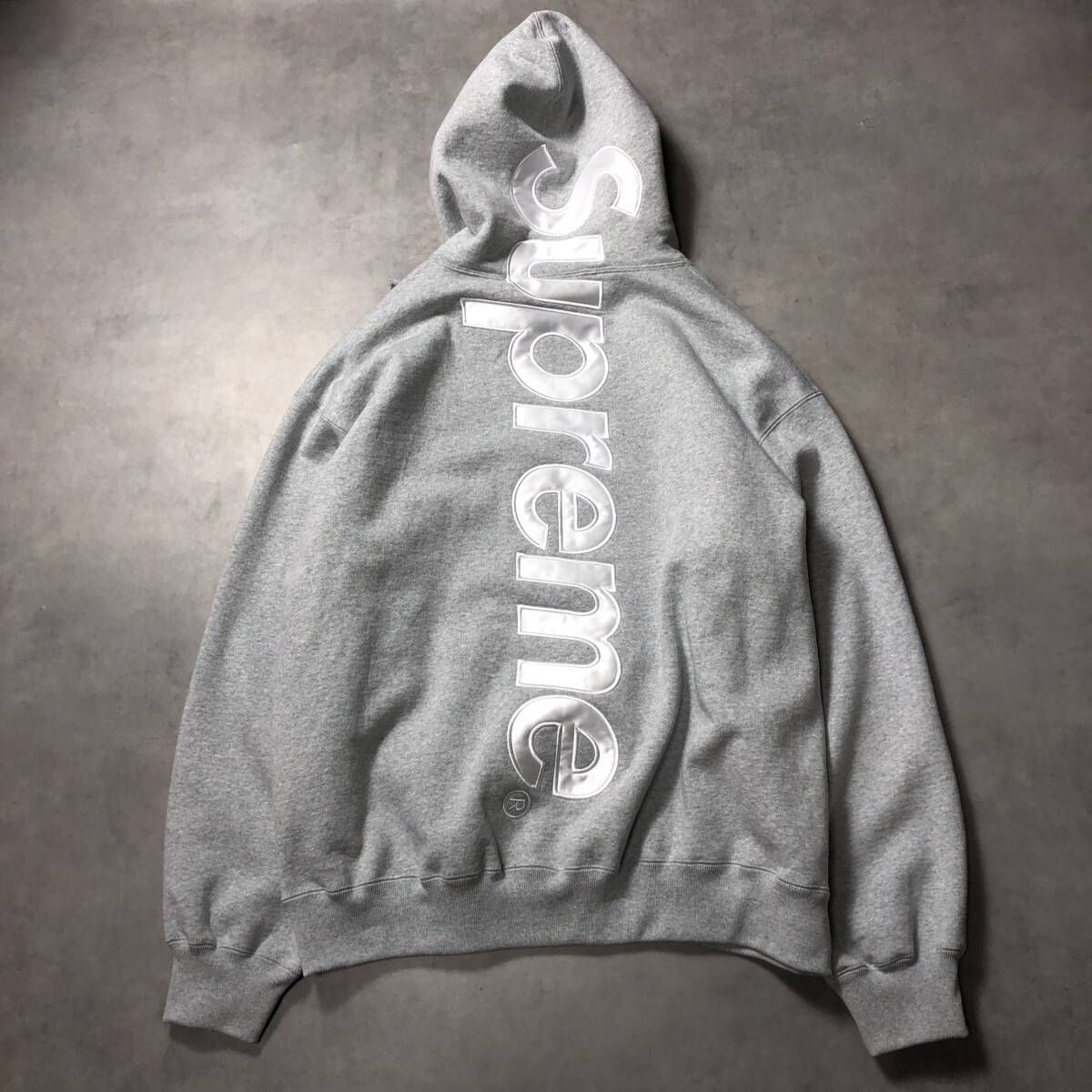 GQ4372◇Supreme : 25fw Satin Applique Hooded Sweatshirt◇L◇グレー 
