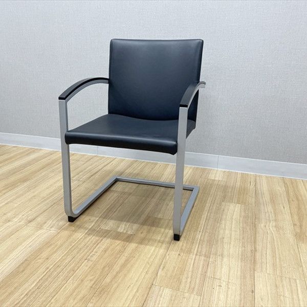 wiesner hager ウィスナーハーガー ミーティングチェア 肘付 サイン カンチレバー脚タイプ ブラック