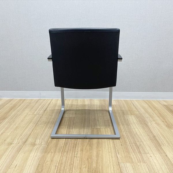  wiesner hager ウィスナーハーガー ミーティングチェア 肘付 サイン カンチレバー脚タイプ ブラック 姿勢サポート オフィスチェア ワークチェア 椅子 チェア