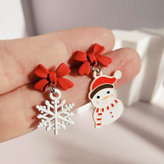 Terse冬の季節にぴったりな雪だるまと雪の結晶のアシストピアス 赤い