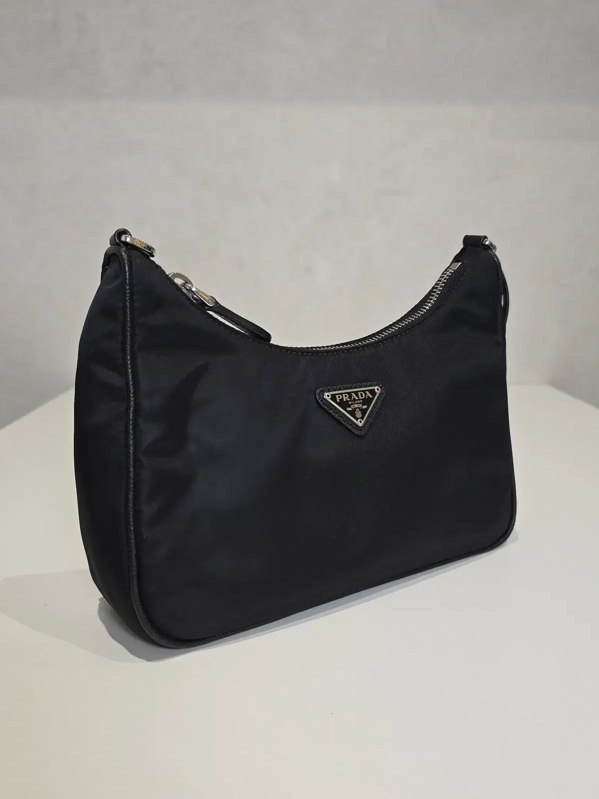 ラックスオール PRADA リーエディション 2005 ナイロン ホーボーバッグ クロスボディバッグ 1 BH 204