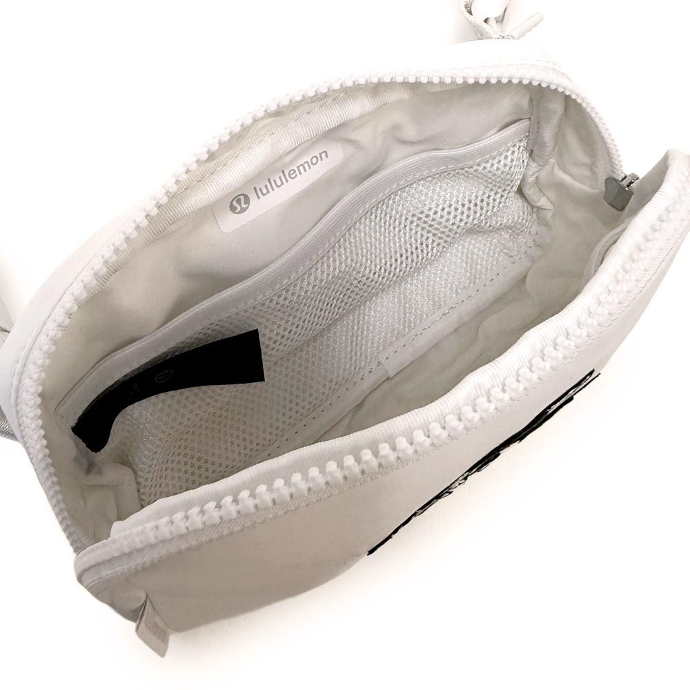  lululemon ルルレモン ディズニー x Everywhere ベルトバッグ 1 L ミッキー インモーション グラフィック ホワイト ボディバッグ ウエストポーチ バッグ