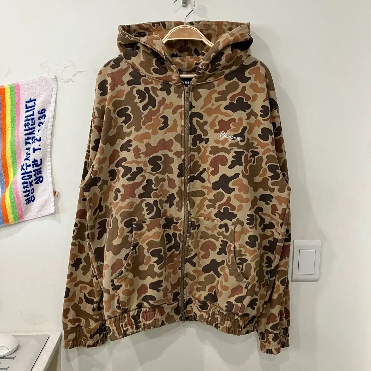 401 YESEYESEE イェスアイシー カモフラ ジップアップフーディー