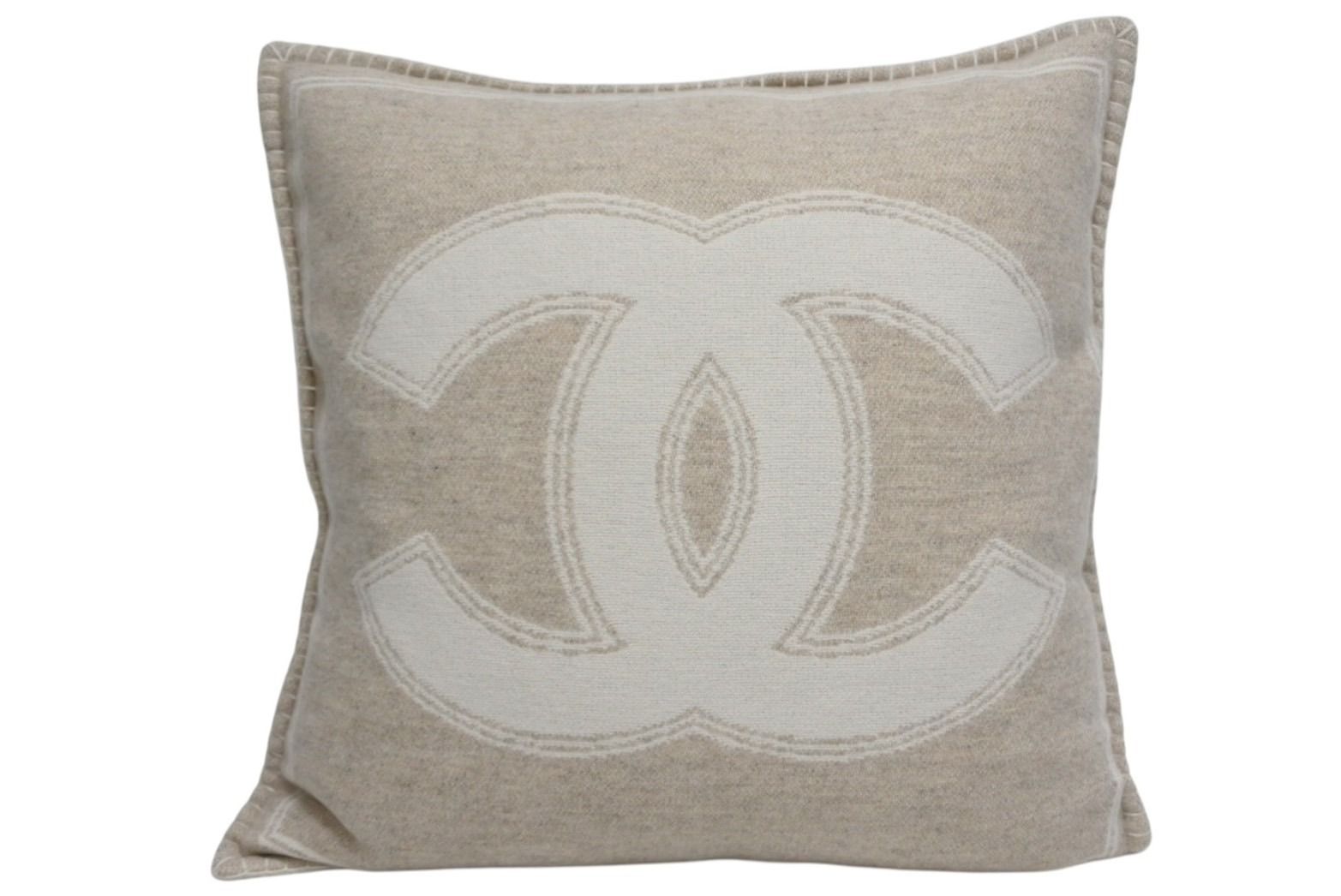 【美品】CHANEL　クッション 極美品 CHANEL シャネル ココマーク デカロゴ クッション ウール