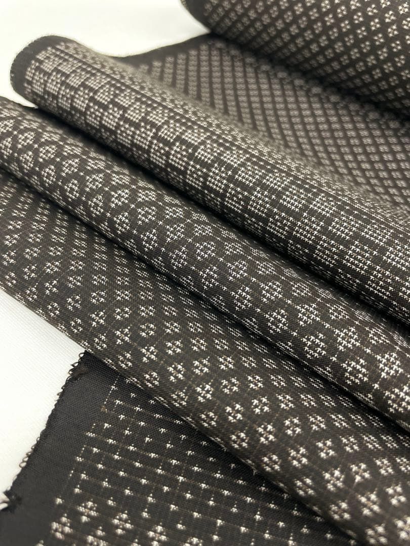 本場大島紬 通産大臣指定伝統的工芸品 古代染色 純泥染 正絹 反物 本場奄美大島紬 古代染色 純泥染 通産大臣指定伝統的工芸品 夢おり