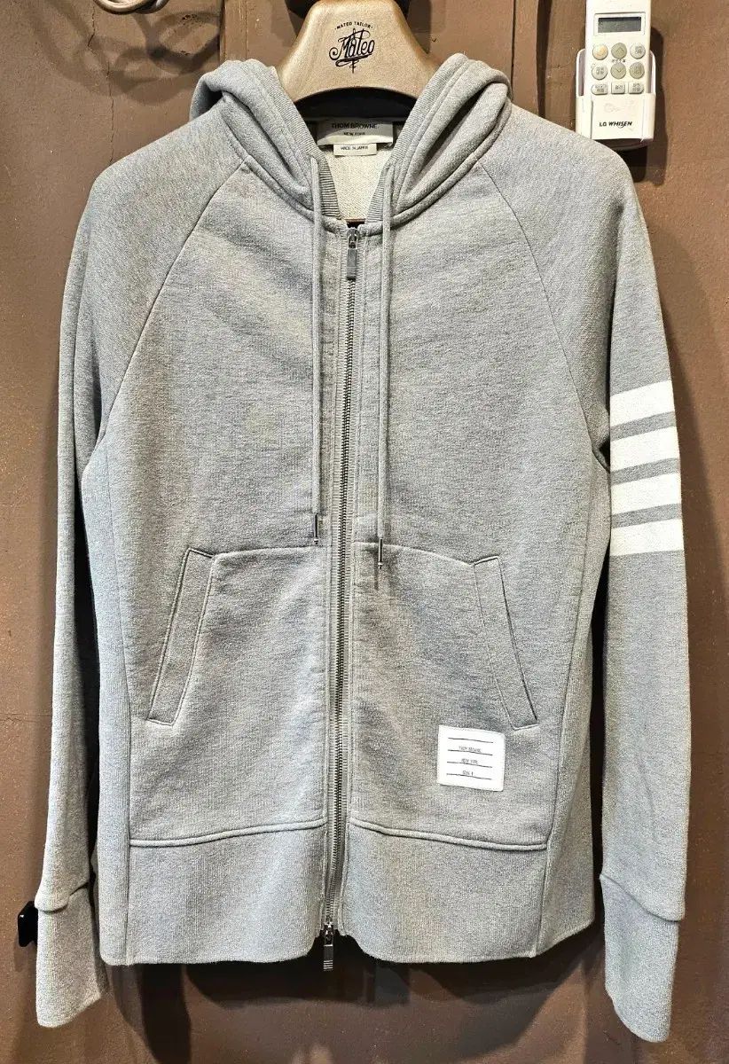 トム ブラウン フードジップアップ グレー