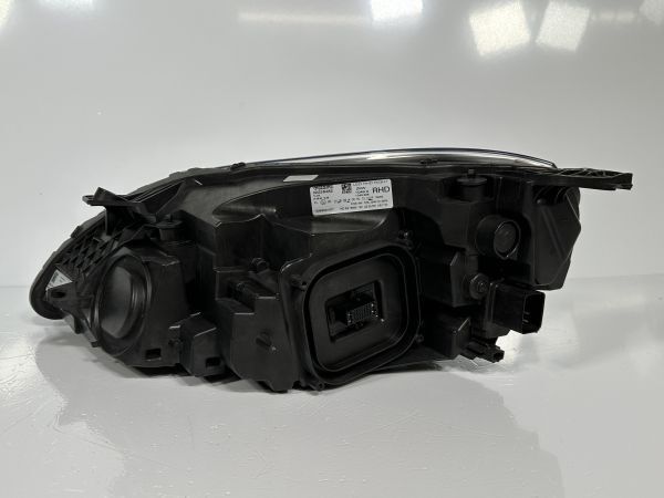 VOLVO ボルボ V40 MB系後期 純正 右 ヘッドライト 31677025 VOLVO ボルボ V40 MB系後期 純正 右 ヘッドライト 31677025