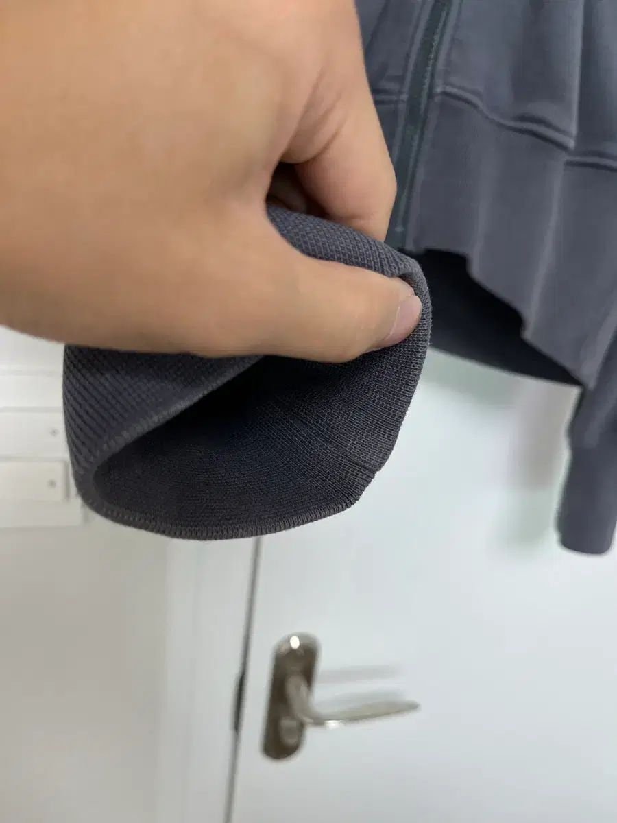 EE ヌマレ フードジップアップ チャコール 軽量素材 パーカー 