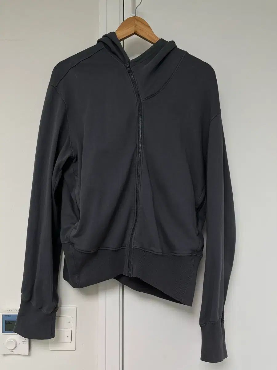 EE ヌマレ フードジップアップ チャコール