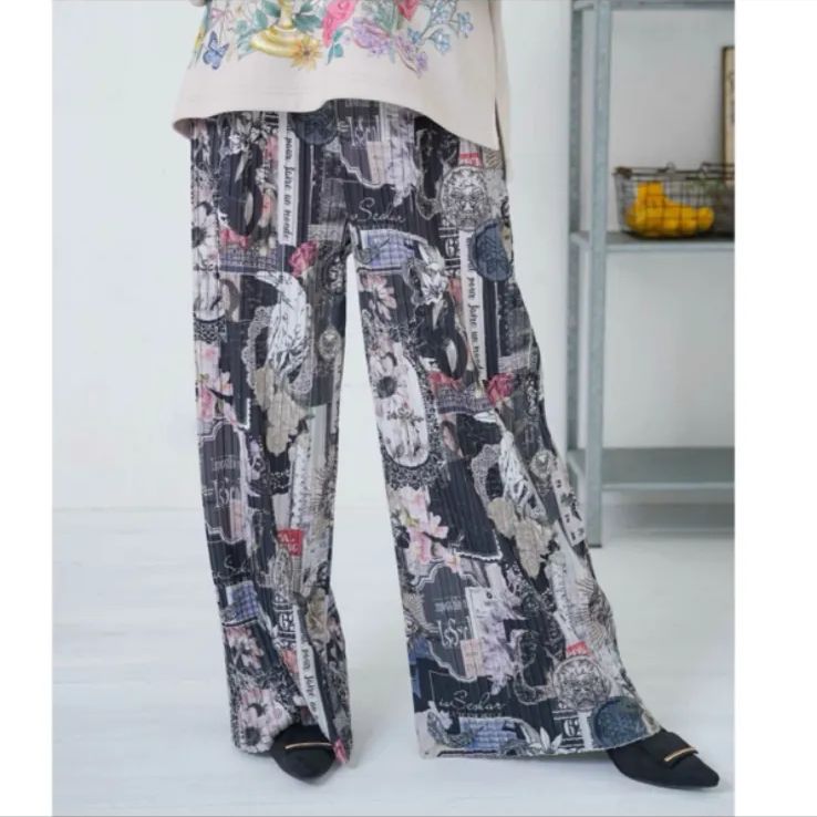 iS ScoLar 花柄ラベルプリーツパンツ